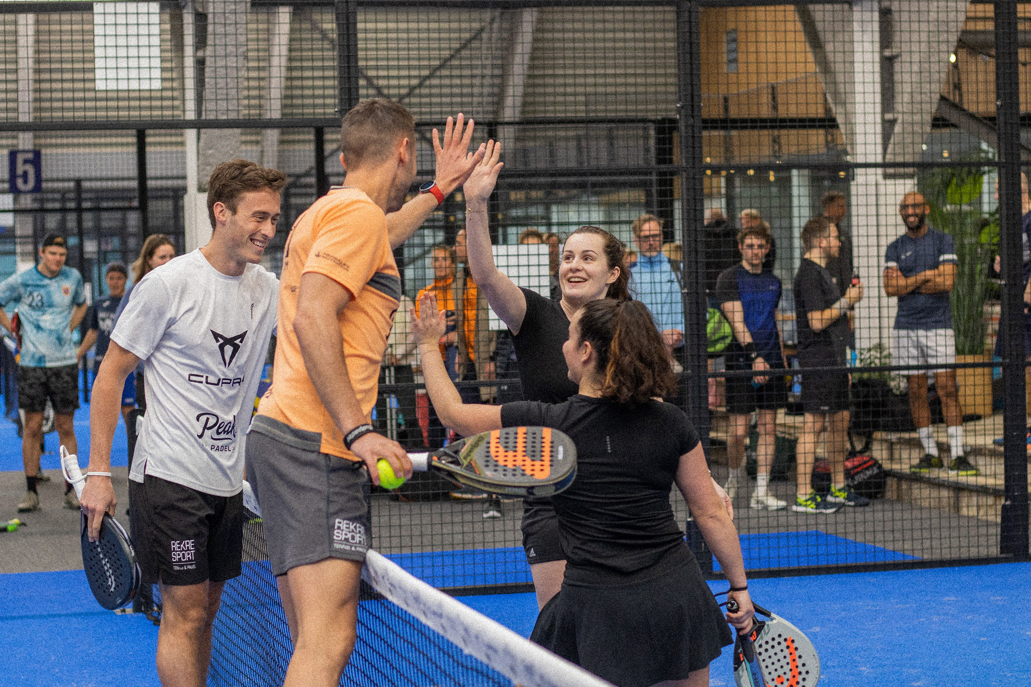 padellen met je collega´s bij Peakz Padel