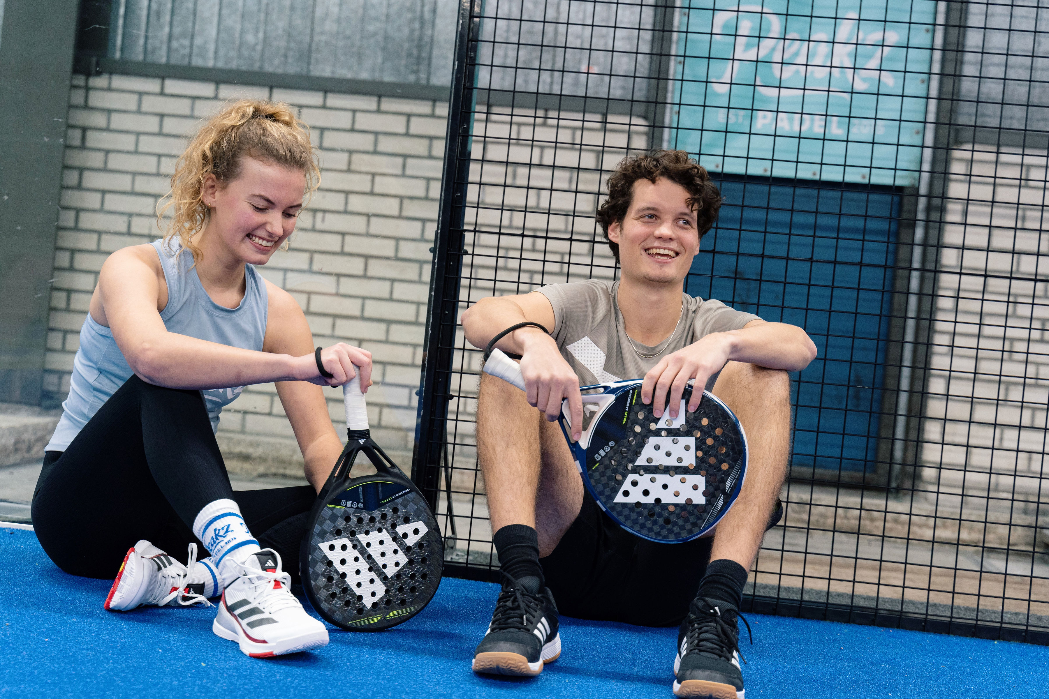Padel in Amsterdam met blije spelers