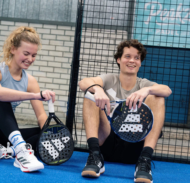 Padel in Amsterdam met blije spelers Padel in Amsterdam met blije spelers