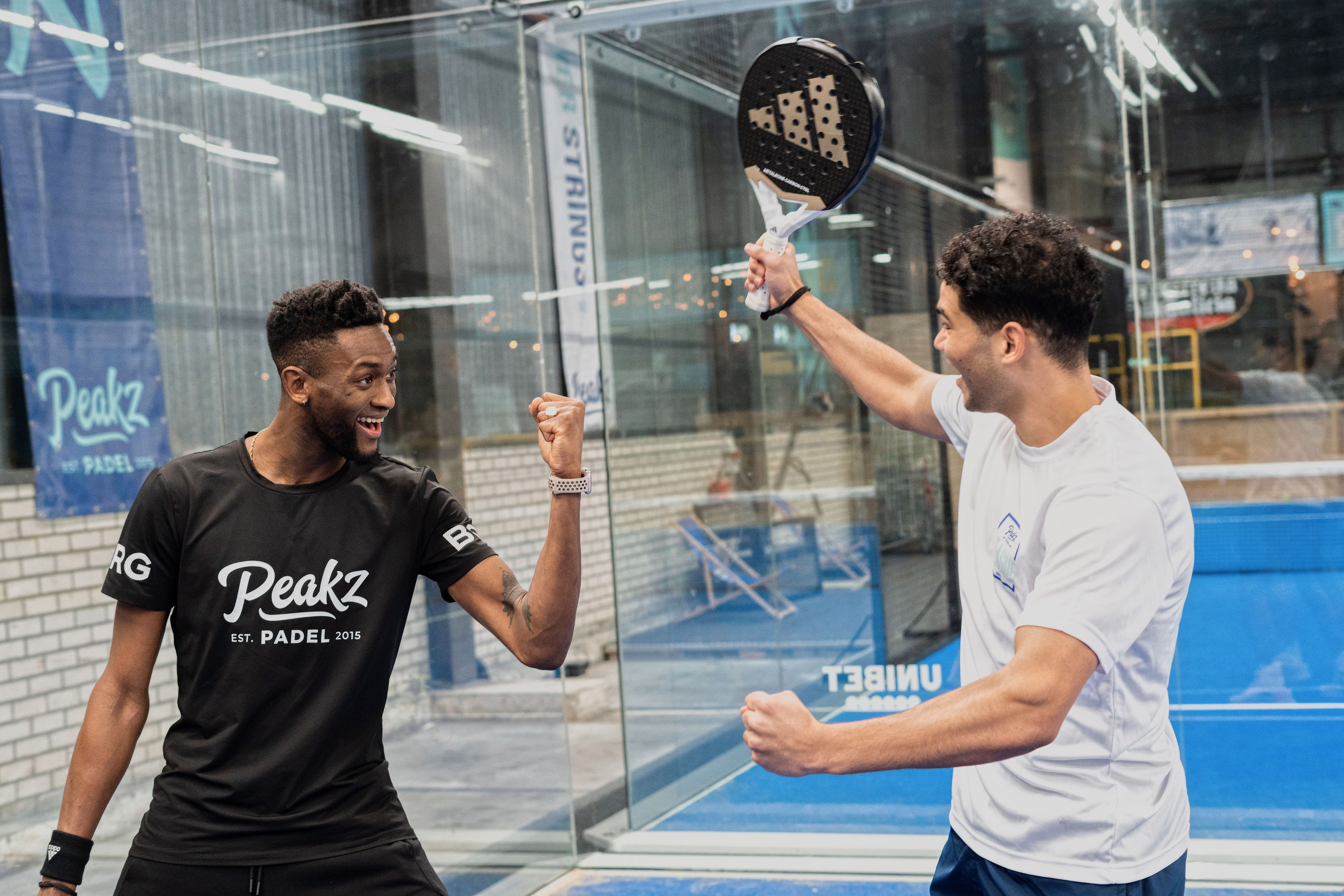 Padel Amsterdam juichende spelers