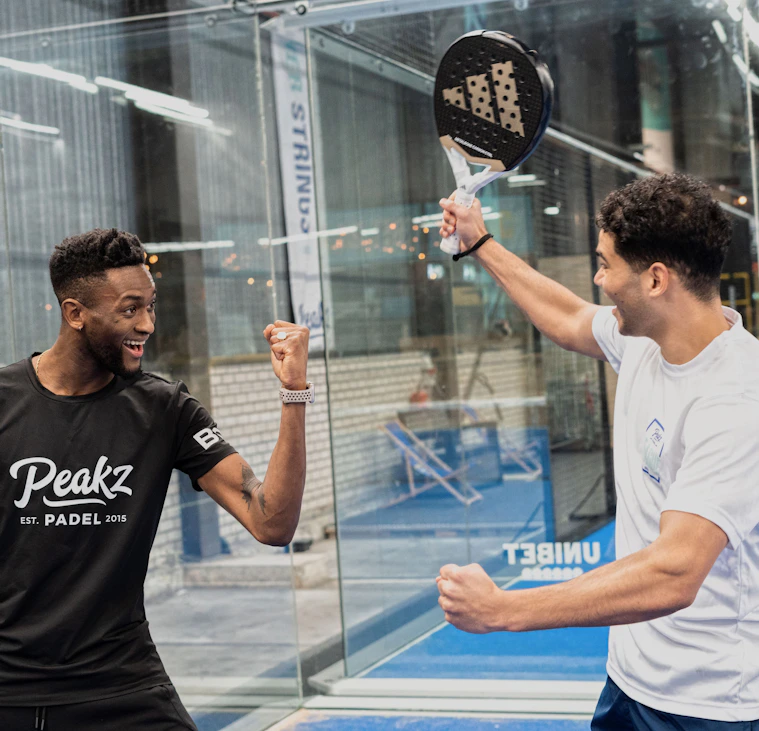 Padel Amsterdam juichende spelers Padel Amsterdam juichende spelers