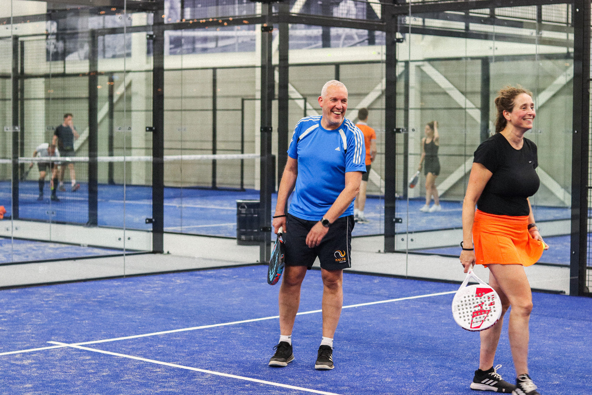 Padellen bij Peakz Padel Eindhoven