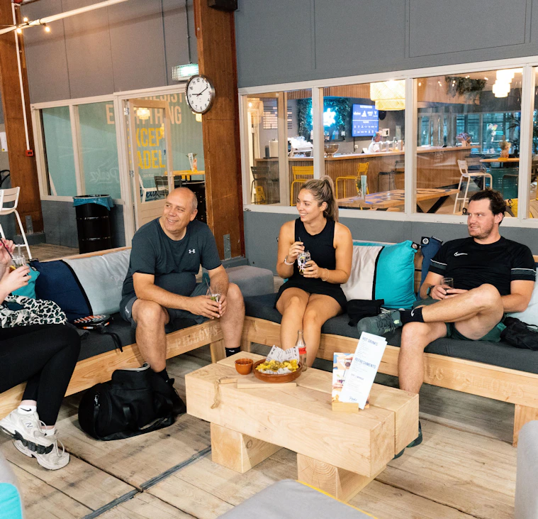 Padel bij Peakz Padel Apeldoorn Padel bij Peakz Padel Apeldoorn