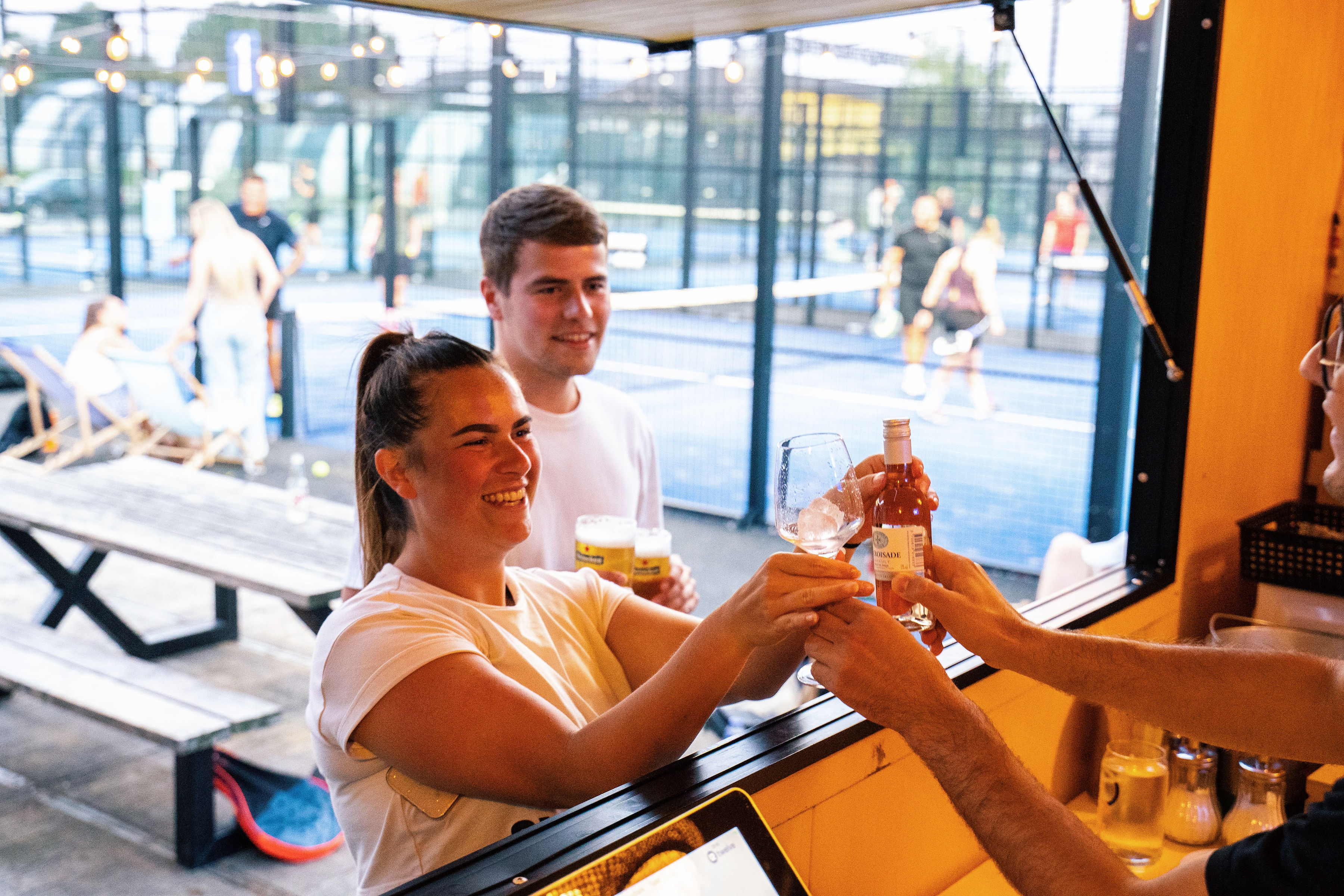 Padel bij Peakz Padel Groningen Suikerterrein
