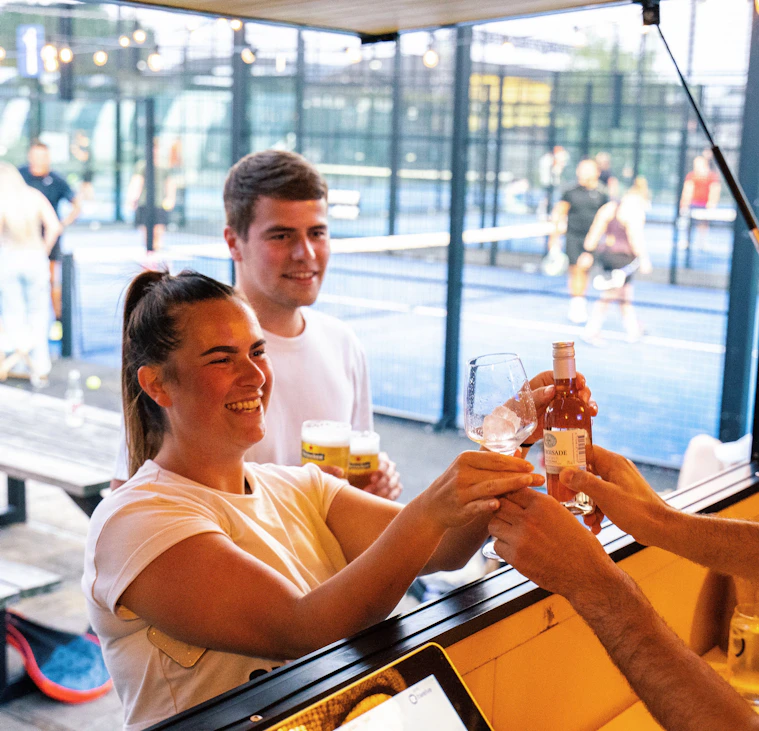 Padel bij Peakz Padel Groningen Suikerterrein Padel bij Peakz Padel Groningen Suikerterrein