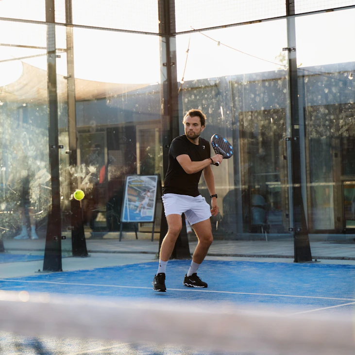 Buiten padellen in Haarlem bij Peakz Padel Buiten padellen in Haarlem bij Peakz Padel