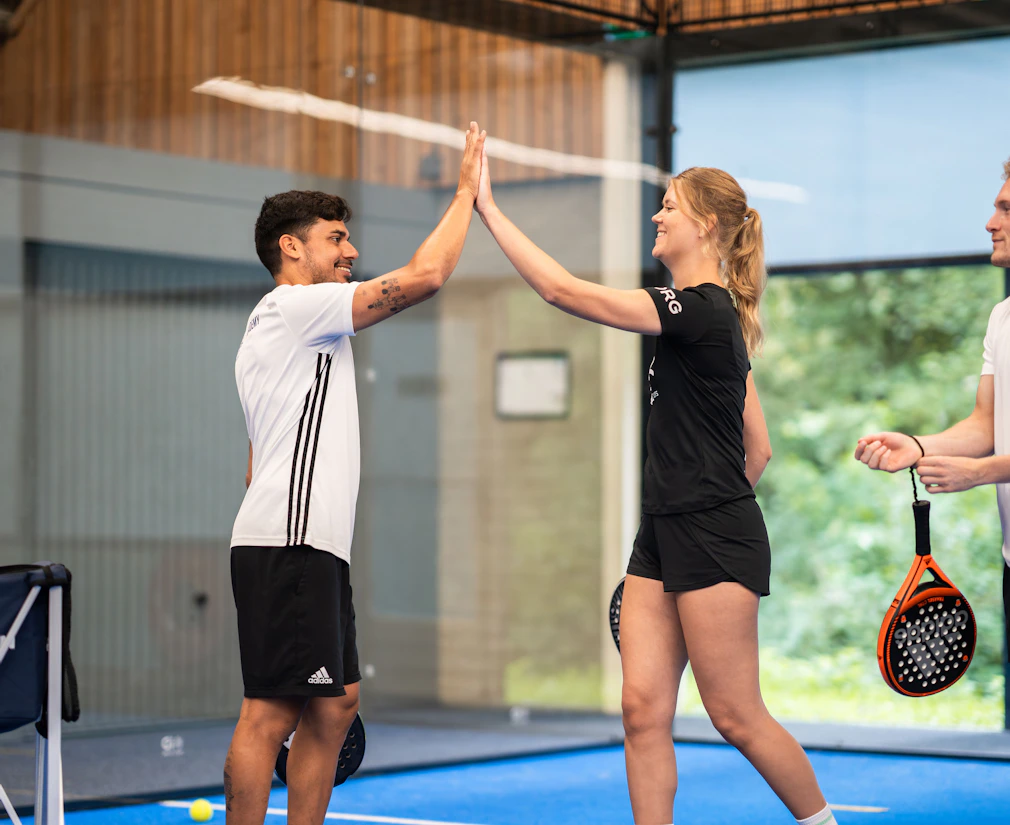 Peakz Padel Trainer geeft padelles Peakz Padel Trainer geeft padelles