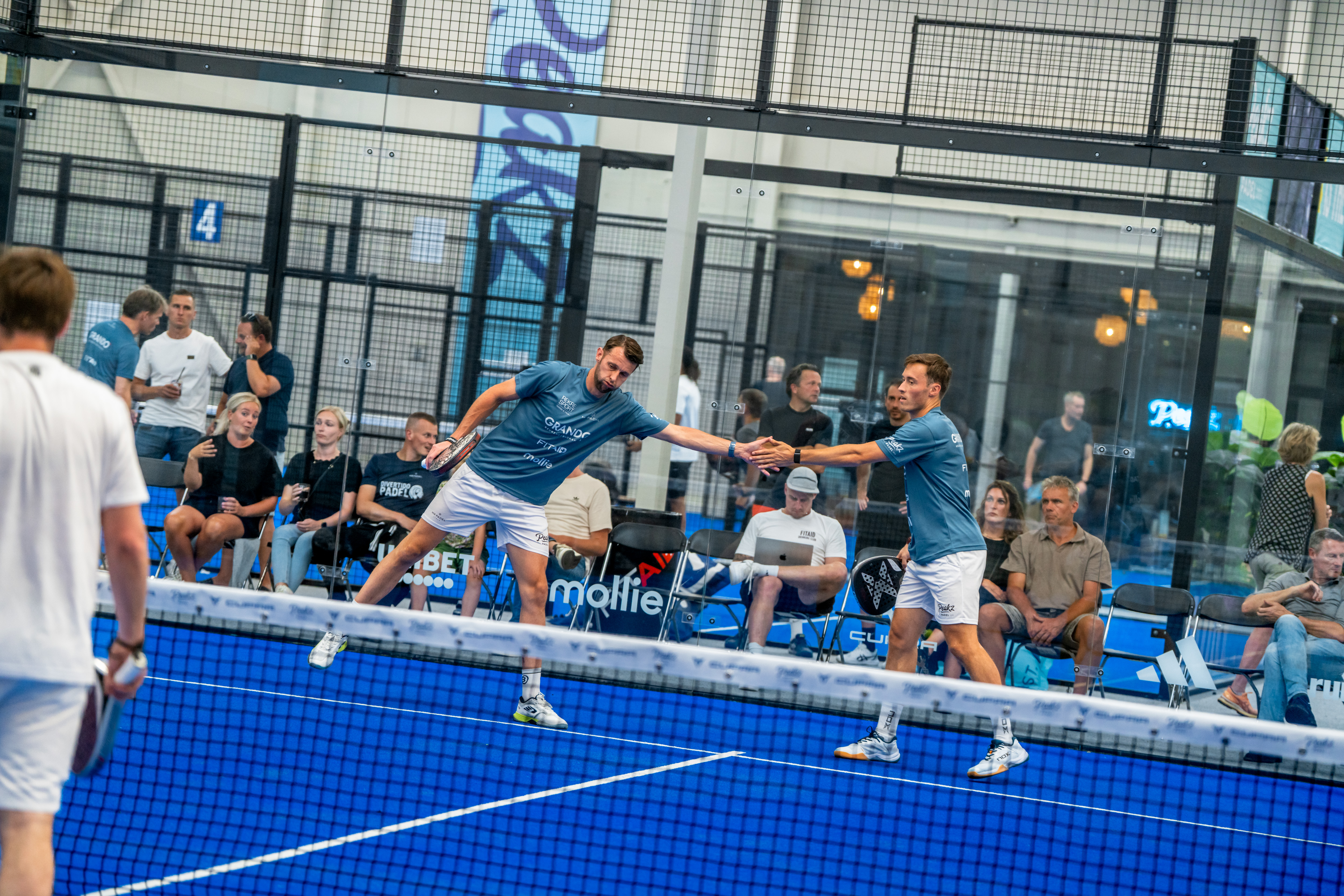 Binnen padelbanen Peakz Padel Amsterdam Zuidoost