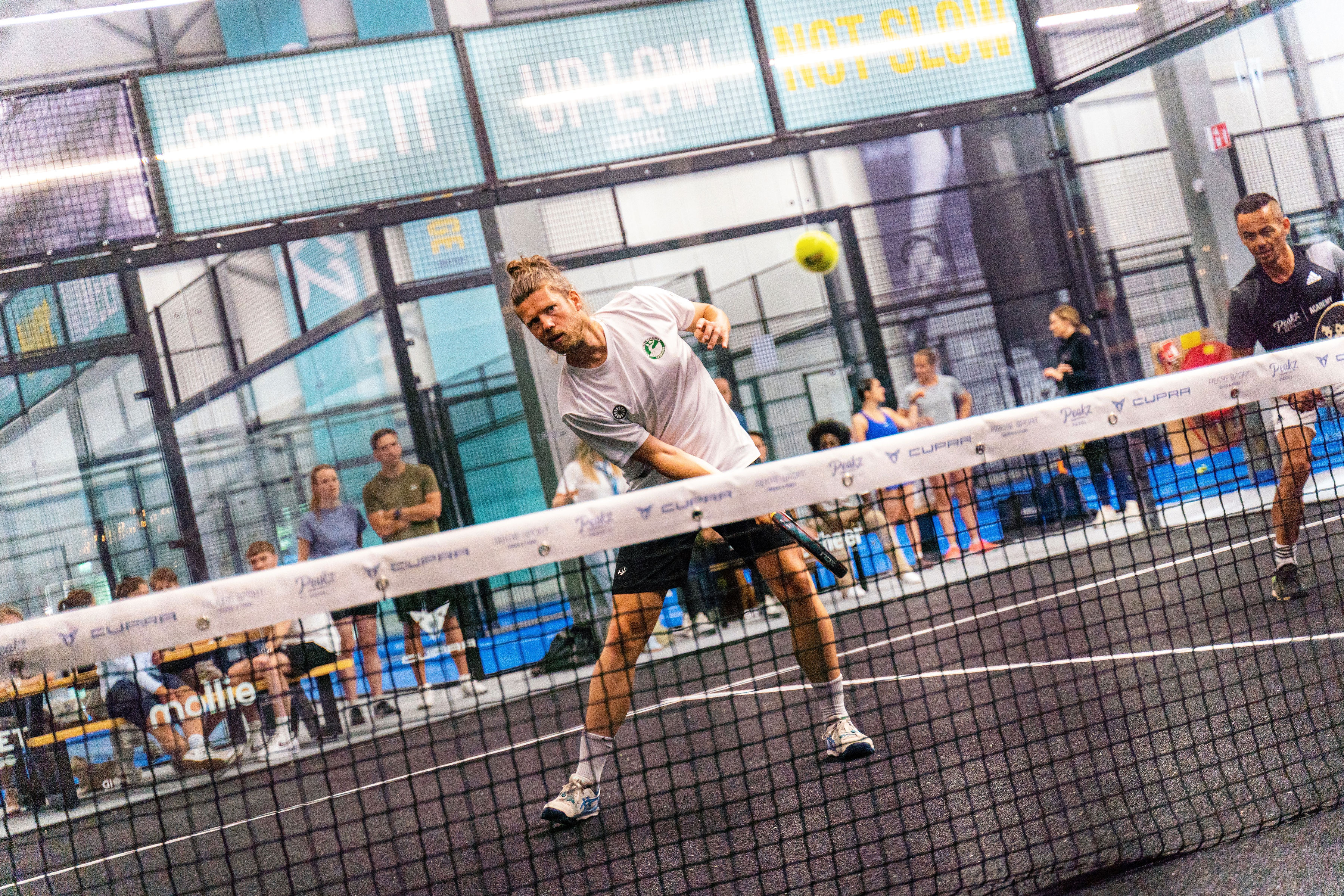 Padel in Groningen bij Peakz Padel