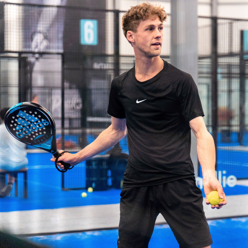Padelspeler in Groningen Atoomweg