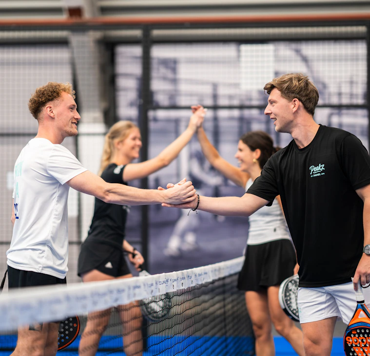 Vrij spelen bij Peakz Padel Amersfoort Vrij spelen bij Peakz Padel Amersfoort