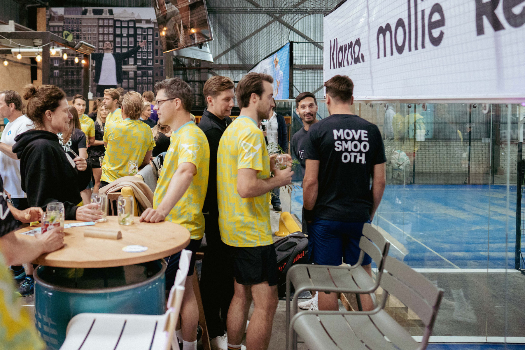 Klant en netwerken bij Peakz Padel tijdens een event