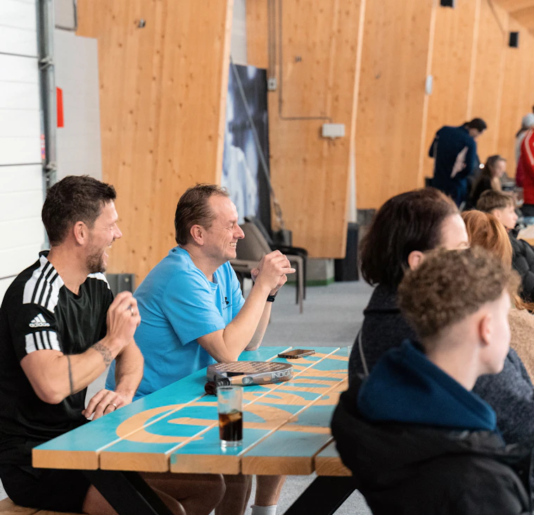 Padelspelers kijken potje in Papendrecht Padelspelers kijken potje in Papendrecht