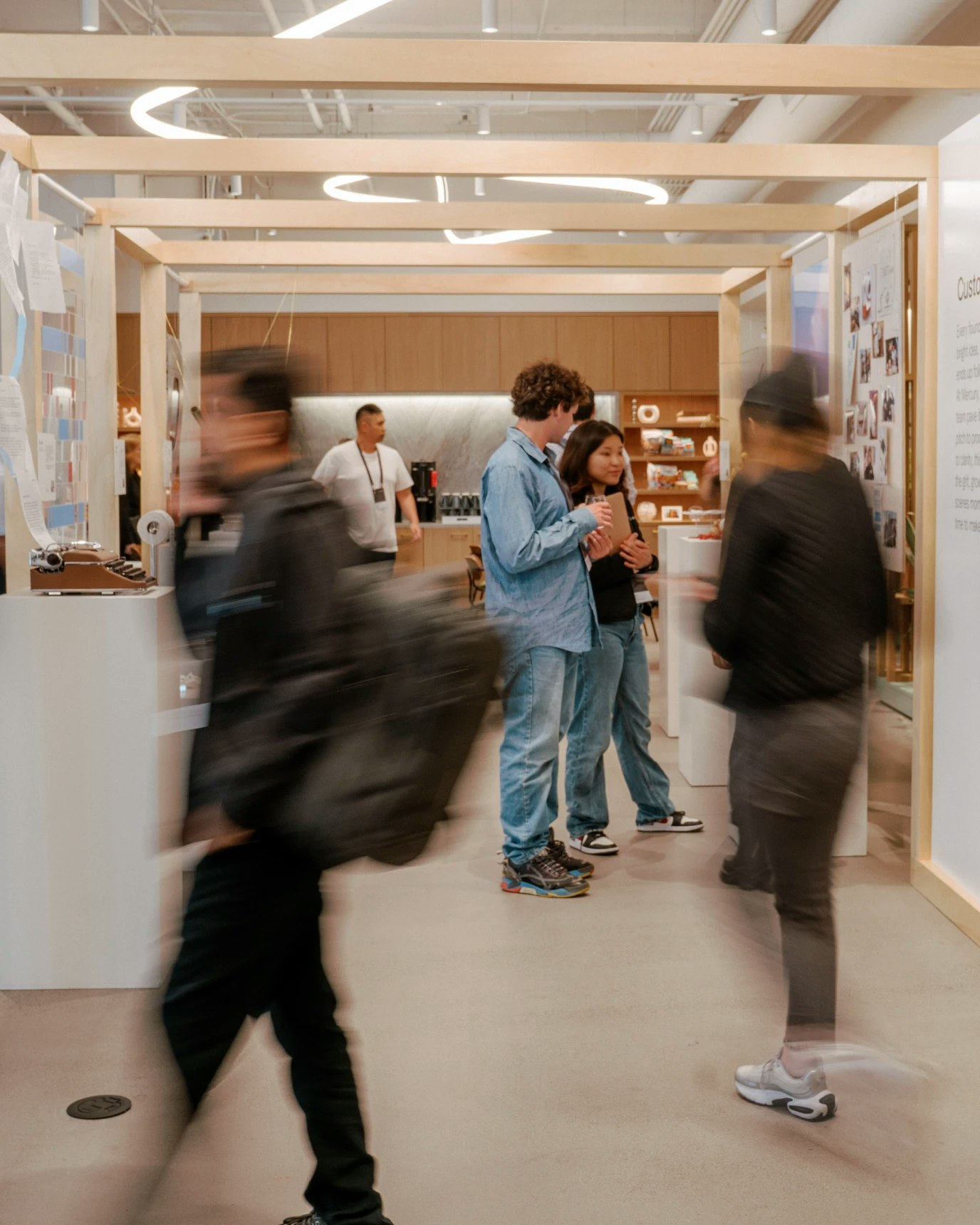 Customer moments tunnel / installation