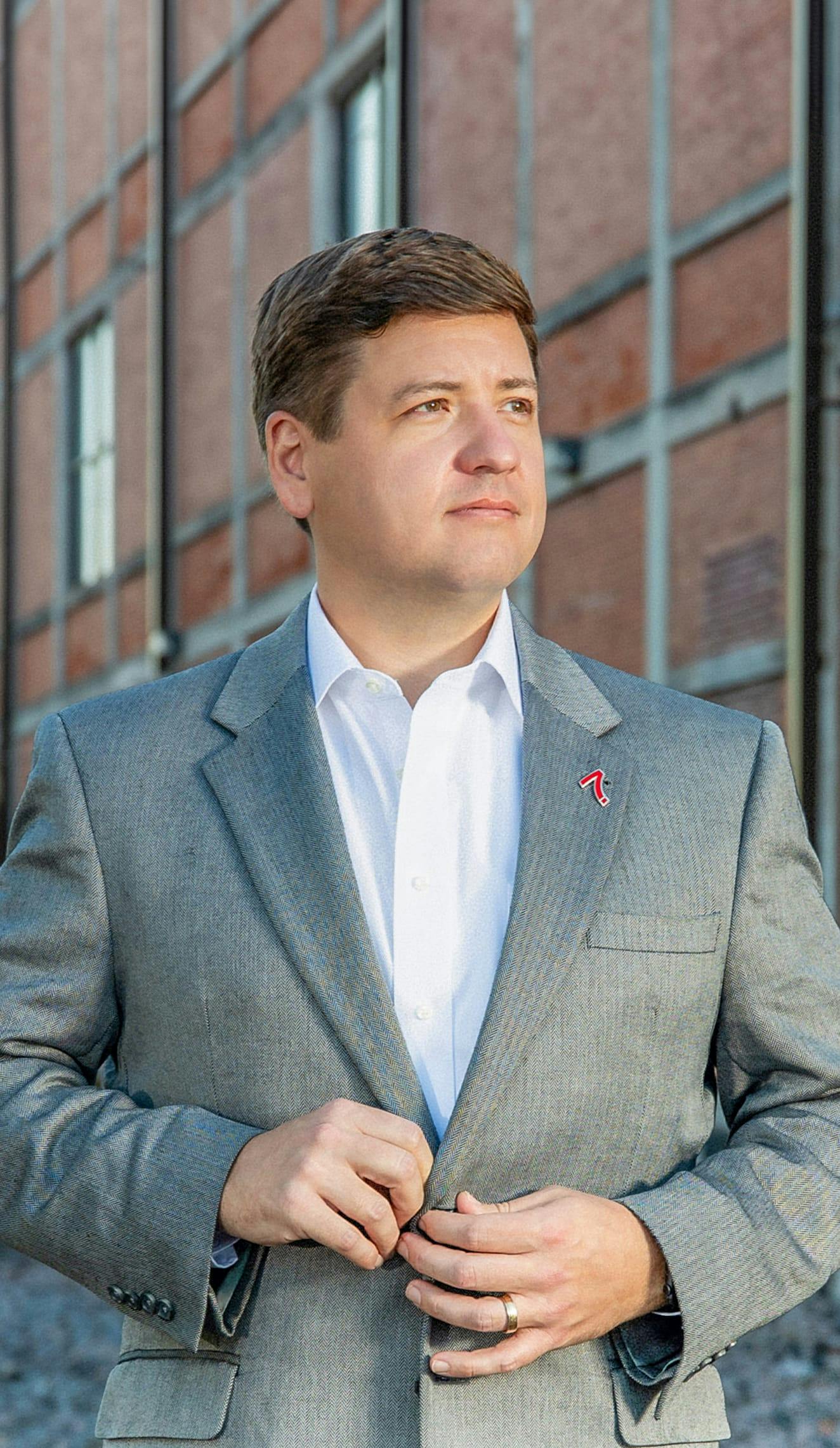 John Roven buttoning suit