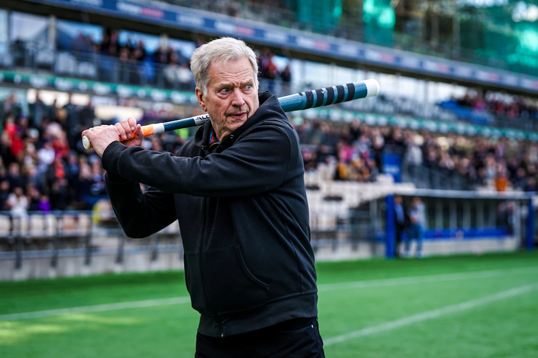 Presidentti Sauli Niinistö lyö ottelun avauslyönnin