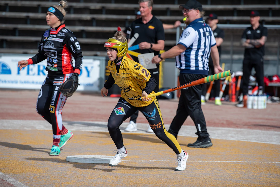 Sini Mäkelä lyöntipaikalla