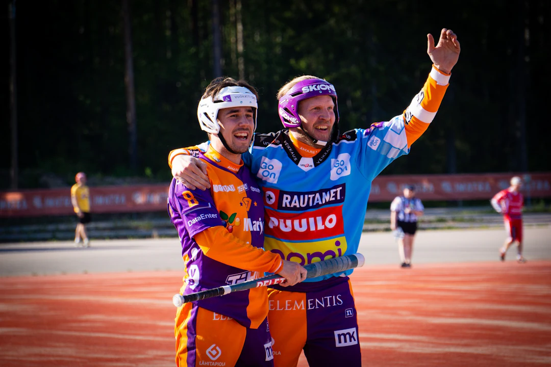 Roope Korhonen ja Aapo Komulainen tuulettavat