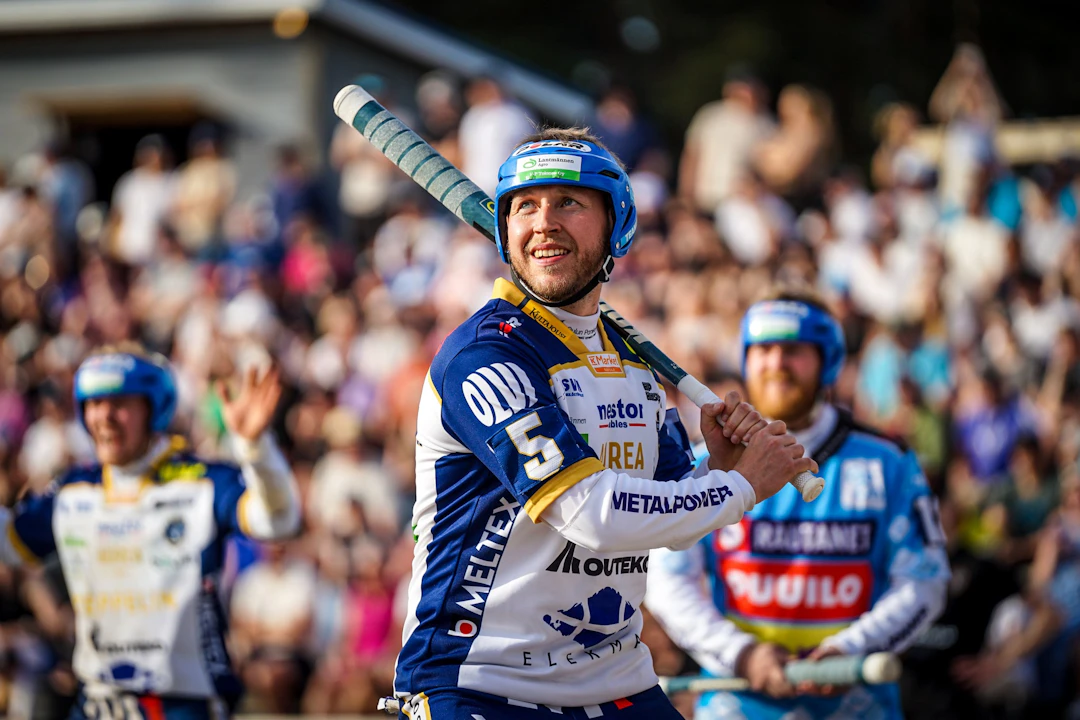 Antti Korhonen lyömässä