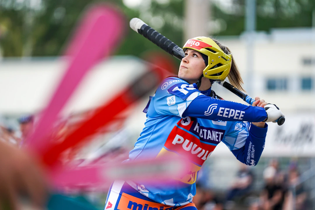 Janette Lepistö lyö