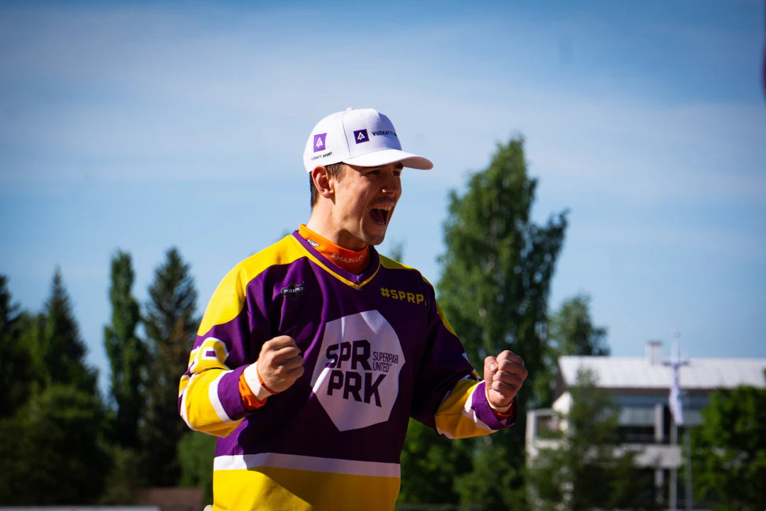 Aapo Komulainen tuulettaa