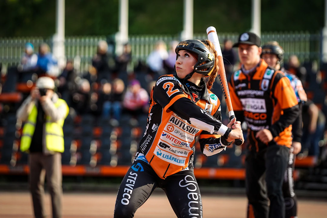 Senna Surakka lyö