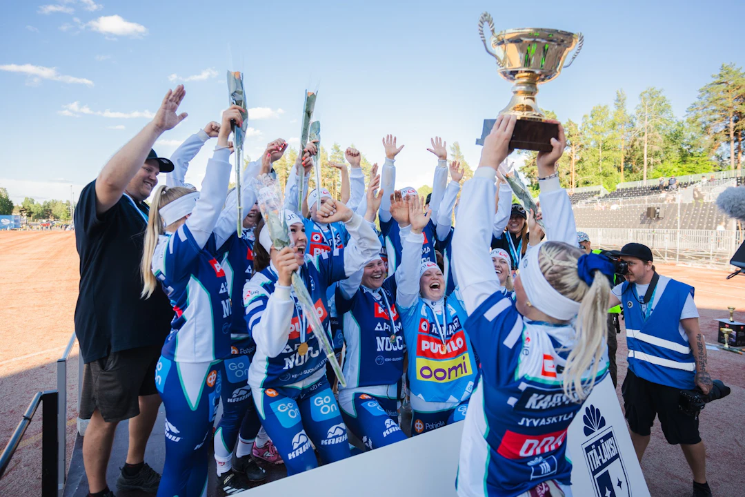 Venla Karttunen nosti pokaalin ilmaan voiton jälkeen!