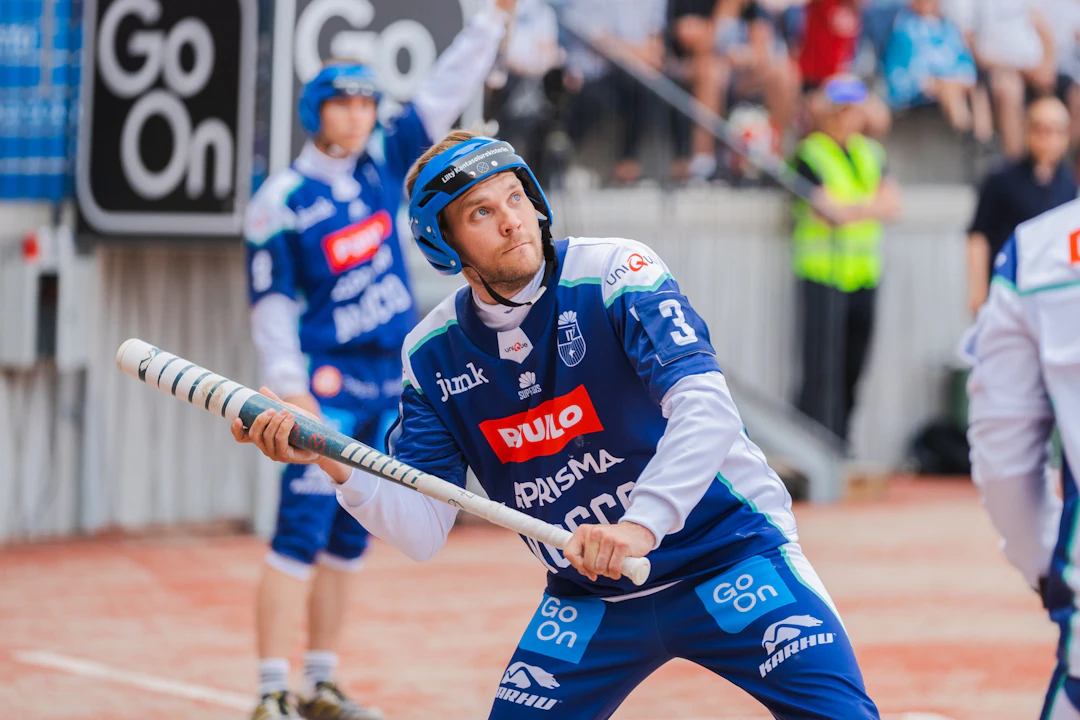 Tuomas Jussila lyö