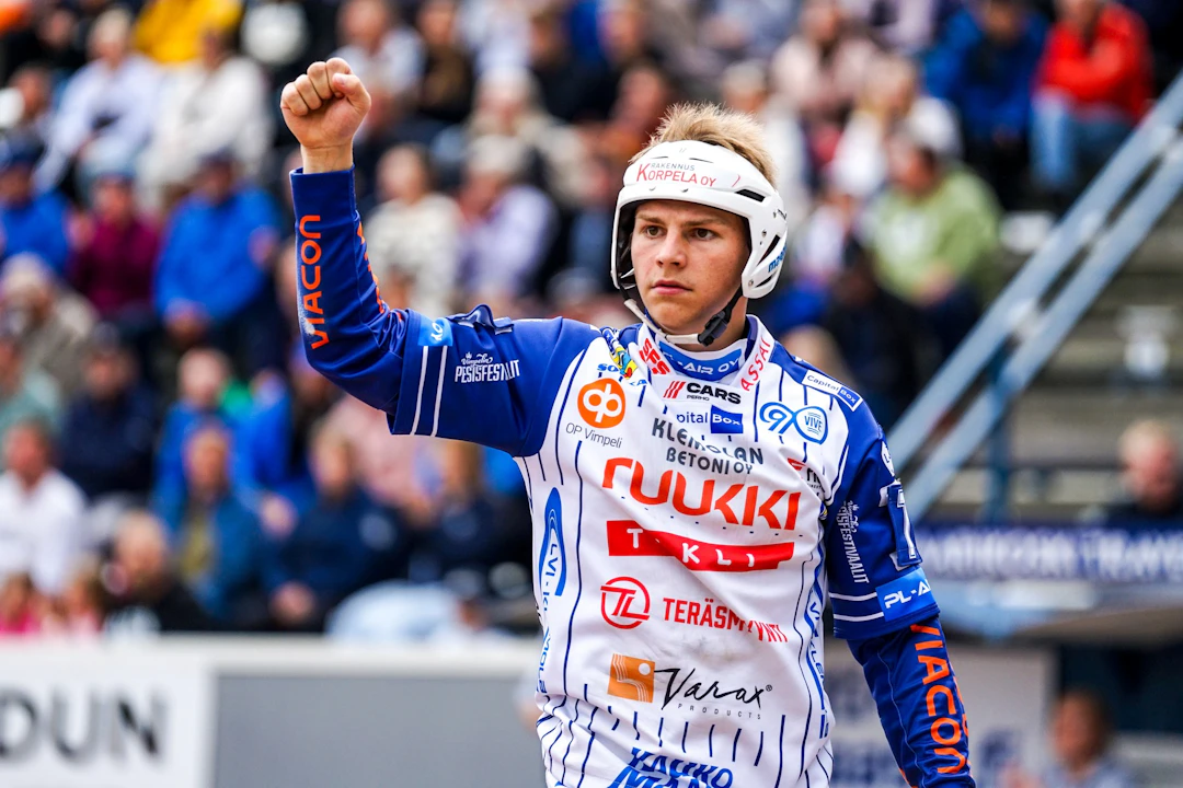 Juho Heikkala tuulettaa