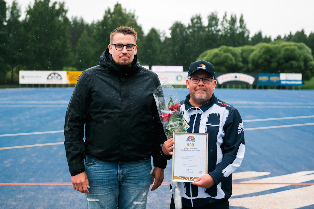 Tuomaripäällikkö Joona Tervonen ja Peter Laitio. Kuva: Lassi Karvonen