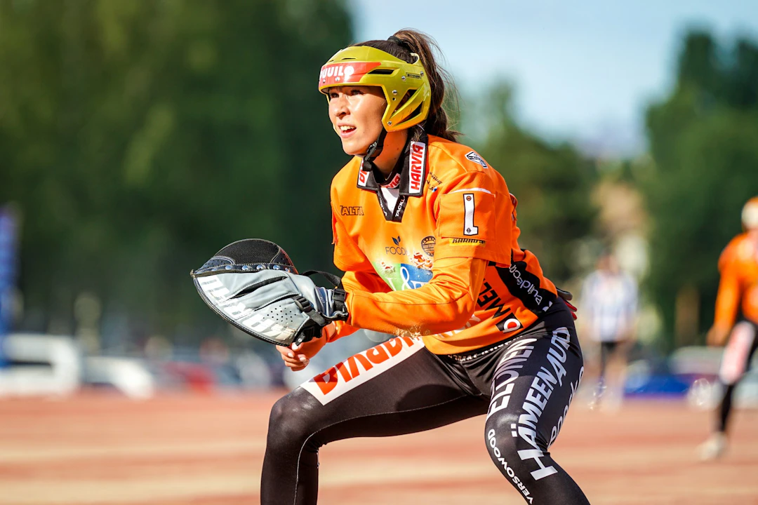 Viivi Partanen ulkokentällä
