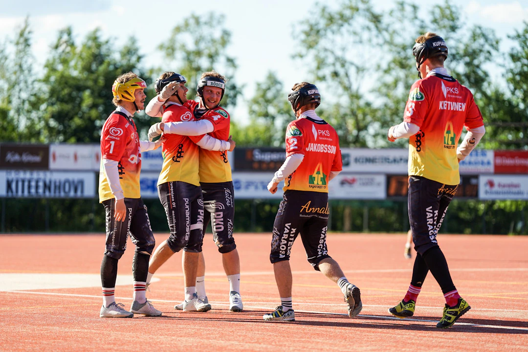 Kiteen Pallo juhlii ja tuulettaa