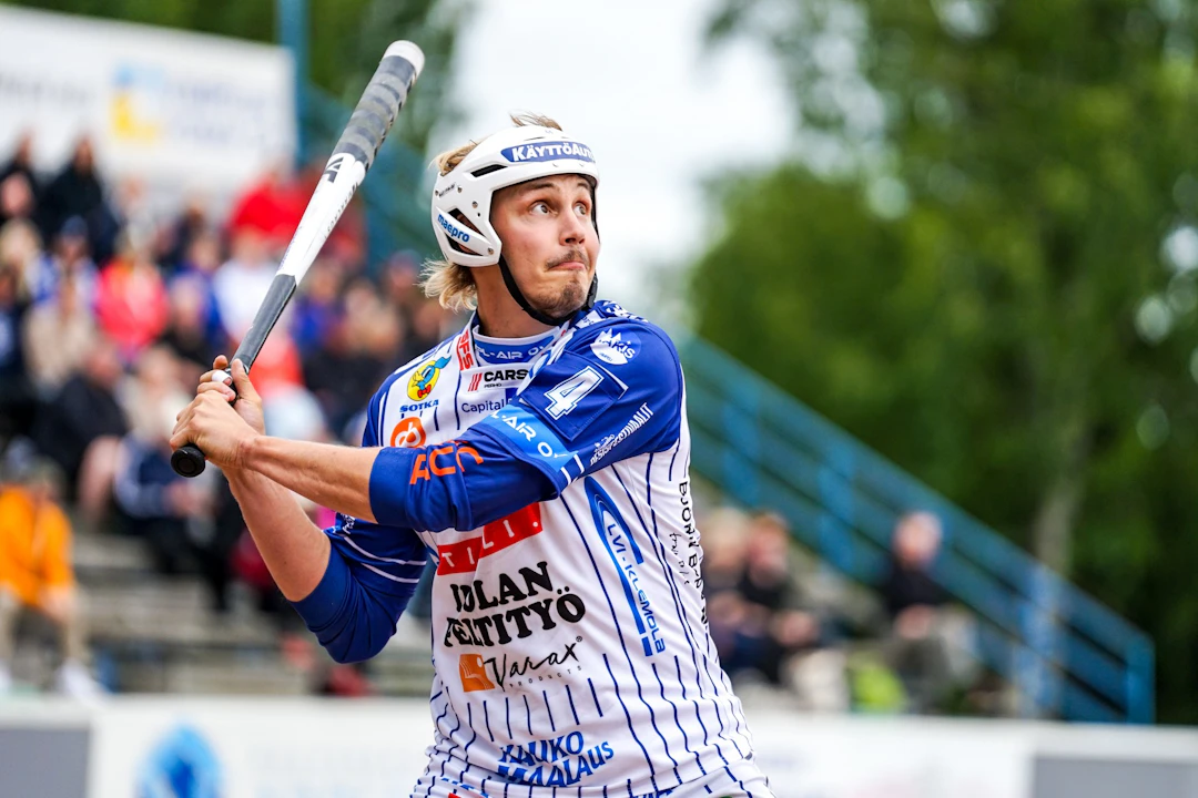 Matias Rinta-Aho lyö