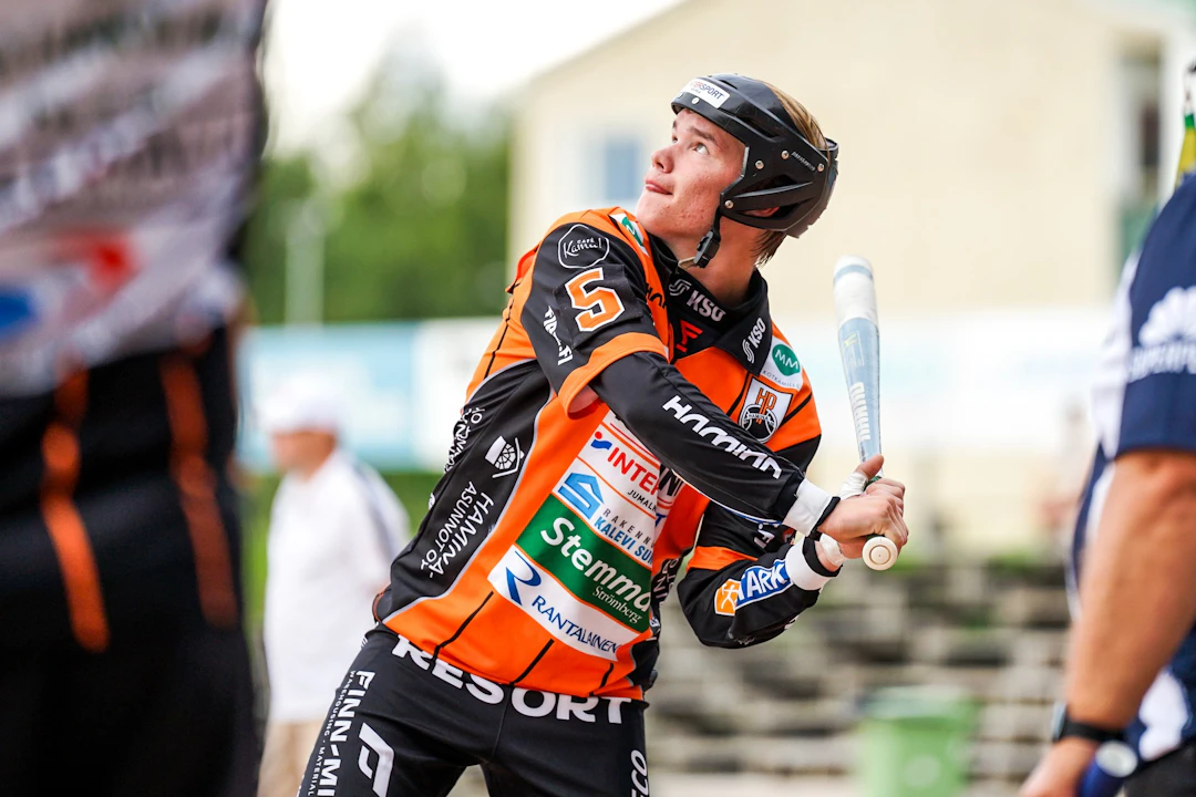 Akseli Pitkänen lyö