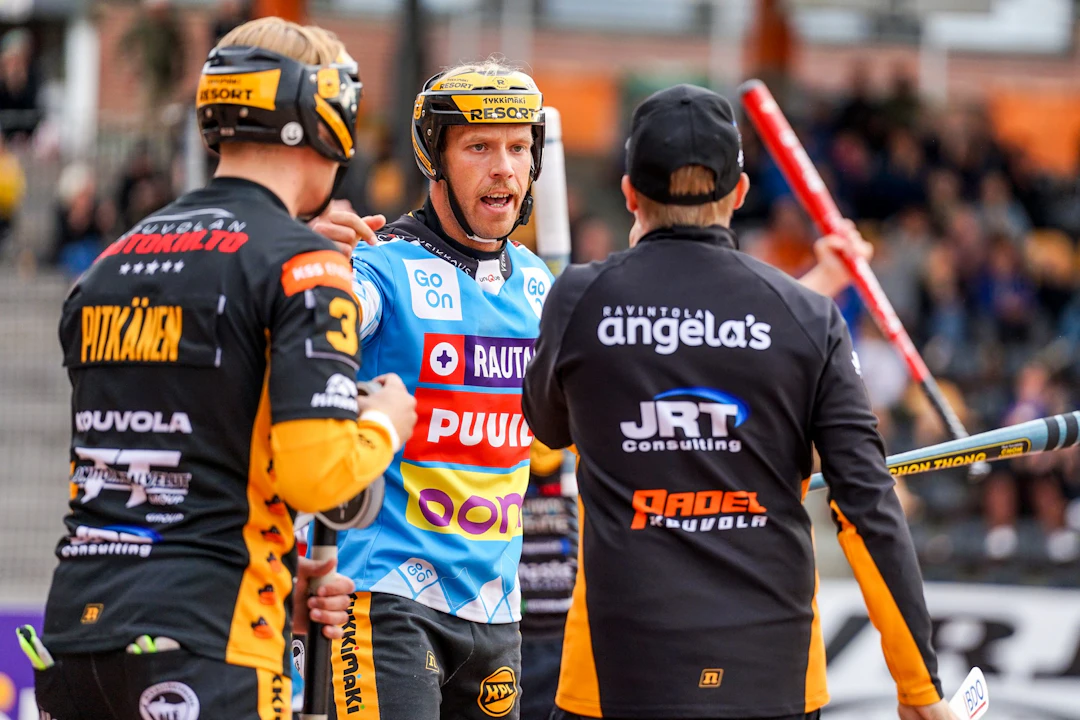 Patrik Wahlsten ja KPL tuulettavat
