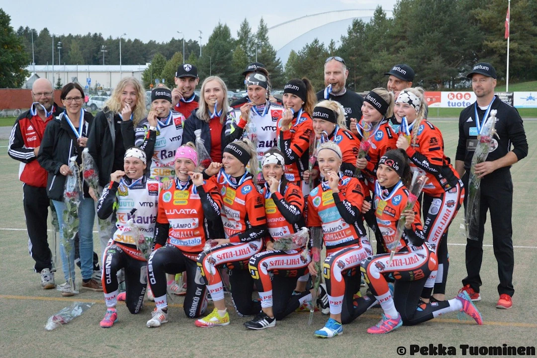 Pesäkarhujen superpesisjoukkue juhli syksyllä seuran 15. naisten SM-mitalia 2000-luvulla. Kuva: Pekka Tuominen.