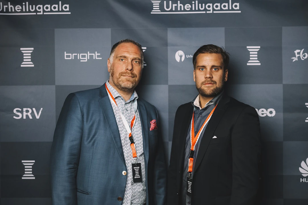 Pesäkarhujen puheenjohtaja Vesa Saine ja superpesisjoukkueen pelinjohtaja Sami Österlund kuvattiin Urheilugaalan ehdokasjulkistustilaisuudessa Helsingissä joulukuussa. Kuva: Urheilugaala / Petteri Peltonen.