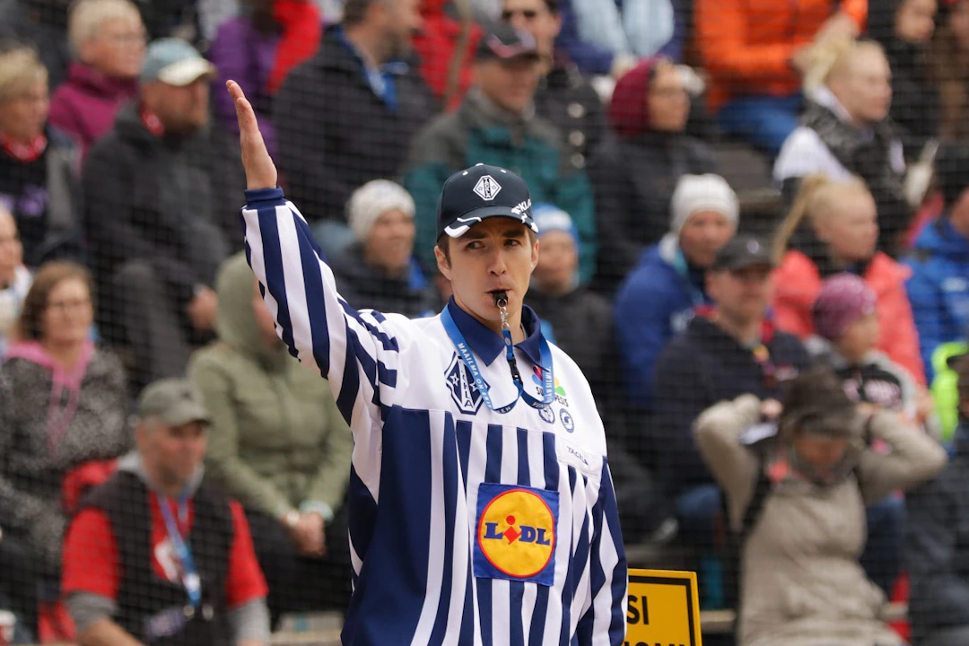 Kosti Rautiainen toimi pelituomarina naisten Itä-Länsi-ottelussa Joensuussa viime kesänä. Kuva: Lassi Karvonen