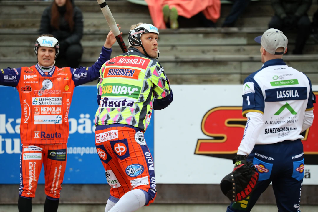 Miikka Riikonen tälläsi supervuoron ratkaisun lennättämällä pallon takaa läpi pajatson arvoisesti. Kuva: Kankaanpään Maila
