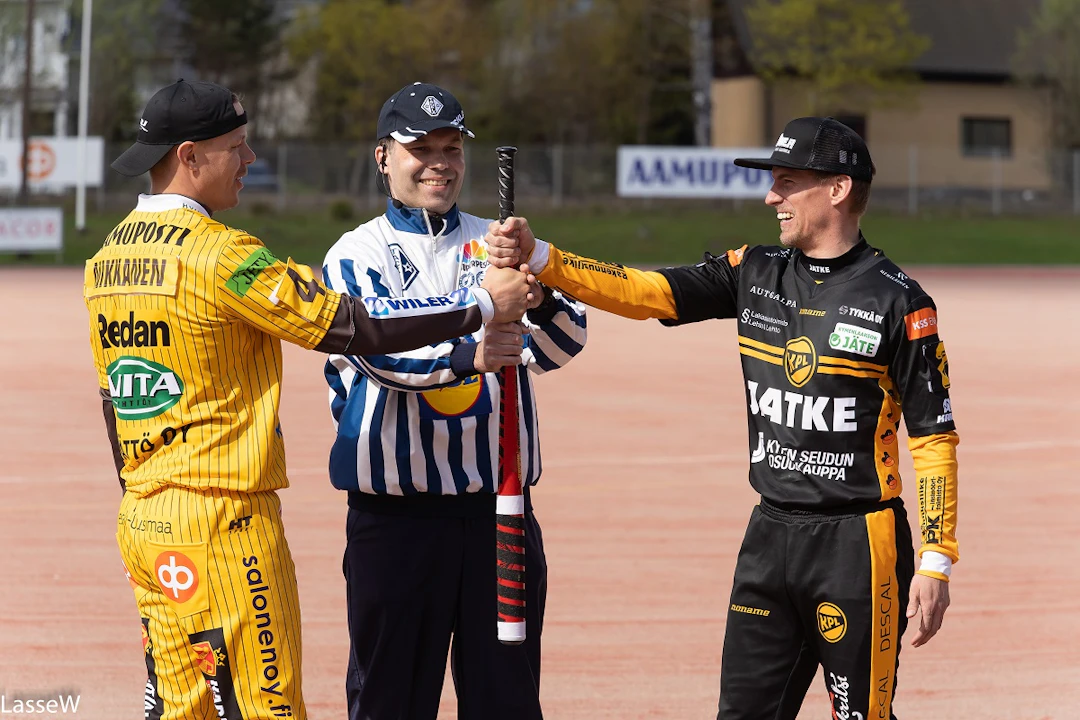 Kapteenit, Hyvinkään Tahkon Teemu Nikkanen ja Kouvolan Pallonlyöjien Anssi Lammila, hutunkeitossa pelituomari Antti Aineen valvovan silmän alla Pihkalassa 12.5. Kuva: Lasse Wirzenius.