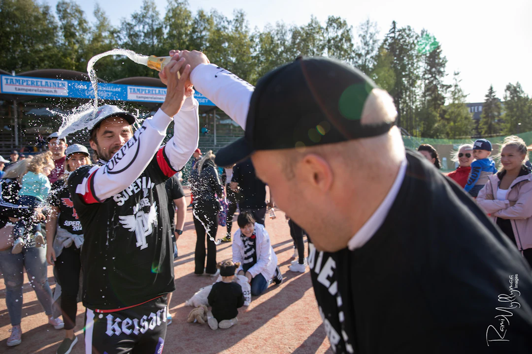 Kuohujuomaa suihkutettiin Kaupin Pesäpallokentällä heti ottelun päätyttyä. Kuva: Rami Myllymaa