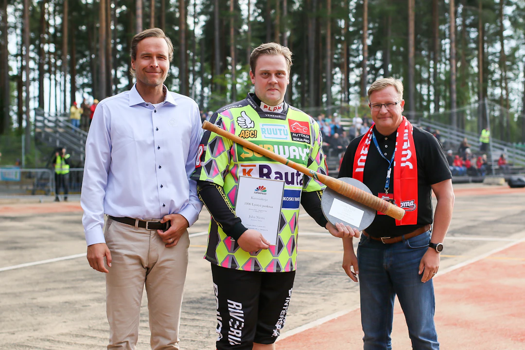 Juha Niemi sai onnittelut Pesäpalloliiton urheiluyksikön johtajalta Mikko Huotarilta ja Joensuun Mailan Ari Monoselta. Kuva: Joona-Pekka Hirvonen