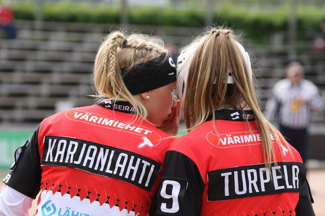 Johanna Karjanlahti ja Liinu Turpela punovat juonia Maila-Jussien etukentällä. Kuva: Marja Mäkelä