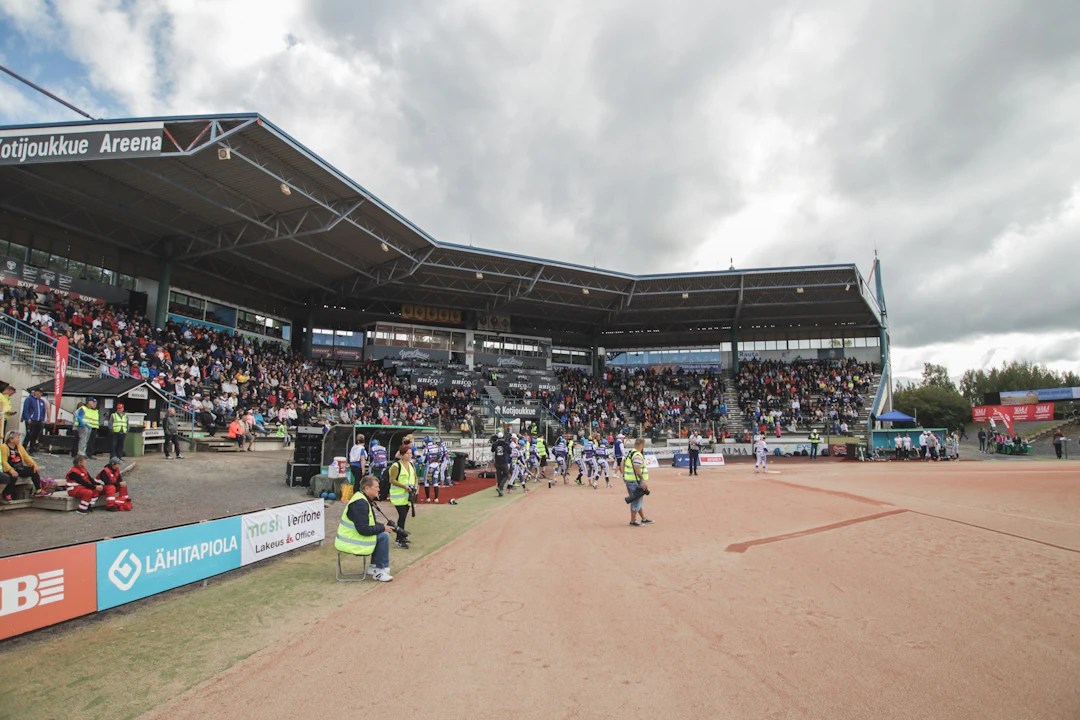 Itä-Länsi 2019, naiset, stadion, yleisöä