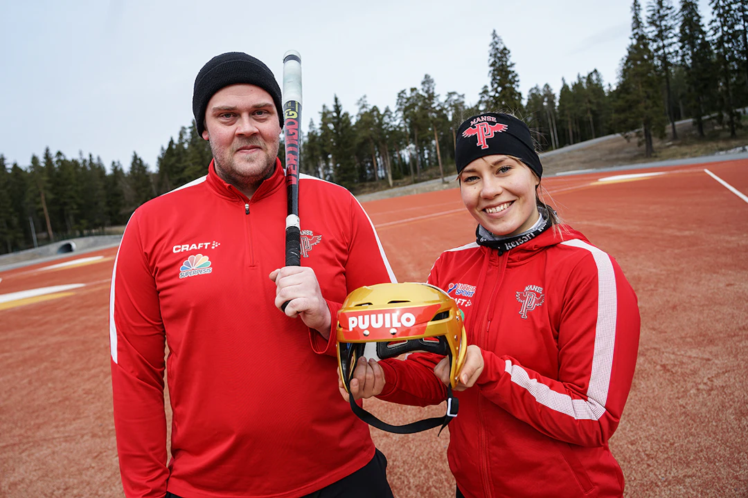 Juha Niemi ja Emma Sallinen toivovat mahdollisimman monen pesisjuniorin ottavan Puuilopesistä-haasteen vastaan. Kuva: Antti Haapasalo