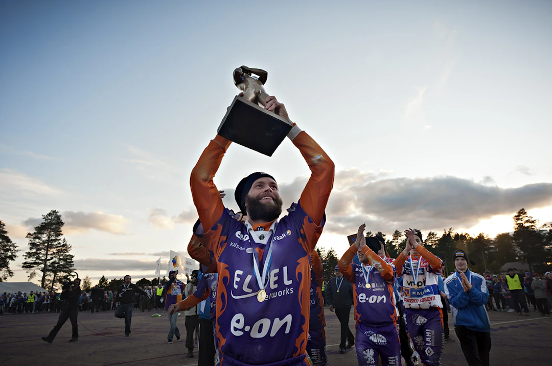 Jimi Heikkinen on juhlinut mestaruutta urallaan yhteensä seitsemän kertaa. Tässä "poika" nousee ilmaan syksyllä 2011. Kuva: SuperJymy Oy