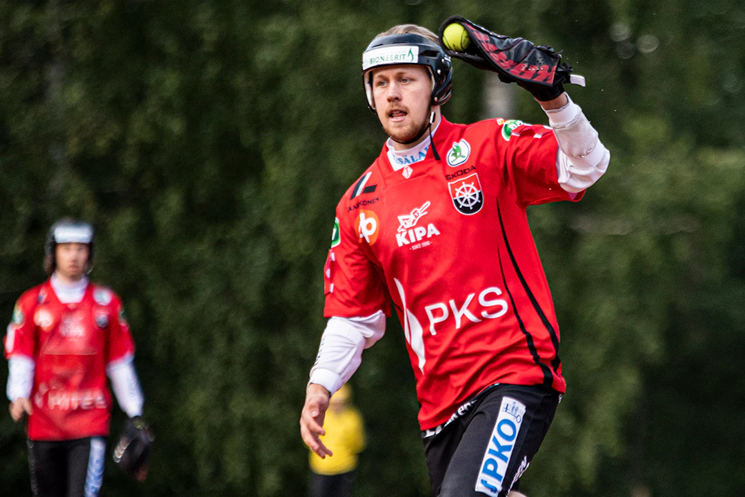 Valentin Ikonen nauttii pelaamisesta Kiteen Pallon punamustassa nutussa. Kuva: Juha Leskinen