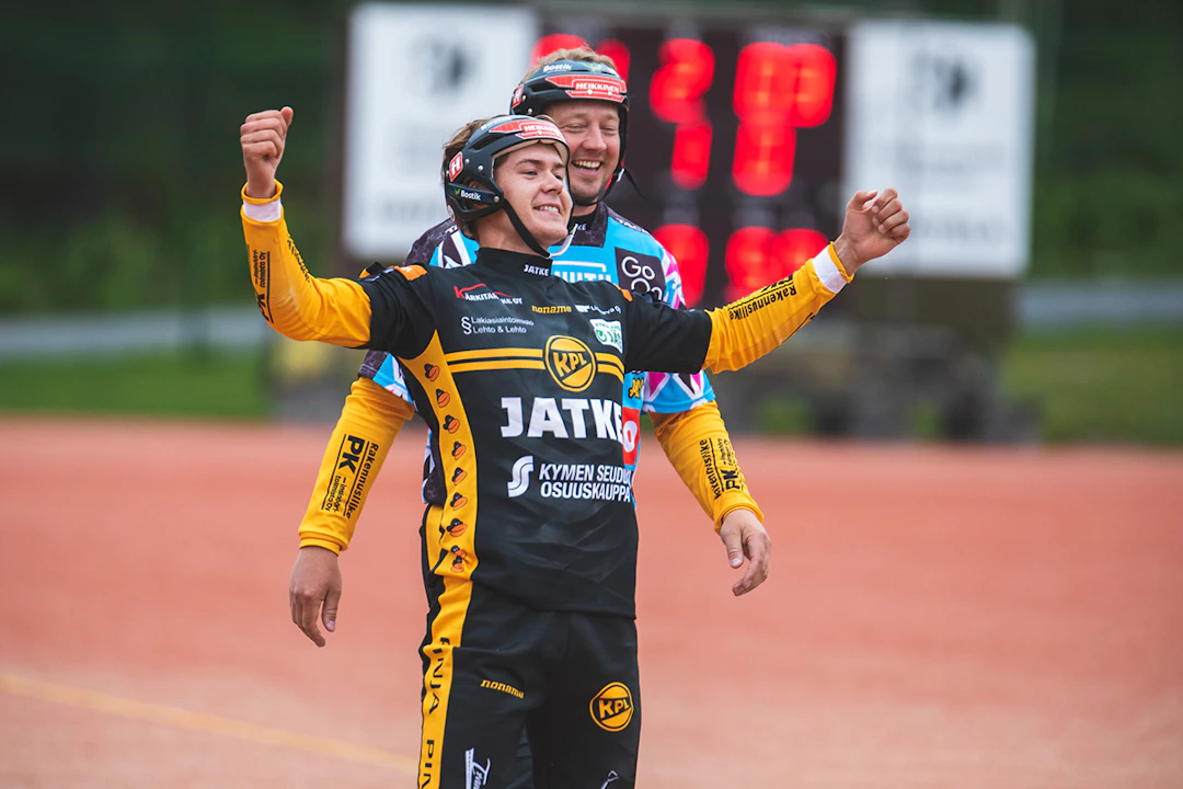 KPL:n joukkue Valtteri Luoman ja Go On Superjokerin Jere Dahlströmin johdolla saa kaksi ottelupalloa loppuottelupaikkaan. Kuva: Juuso Koro