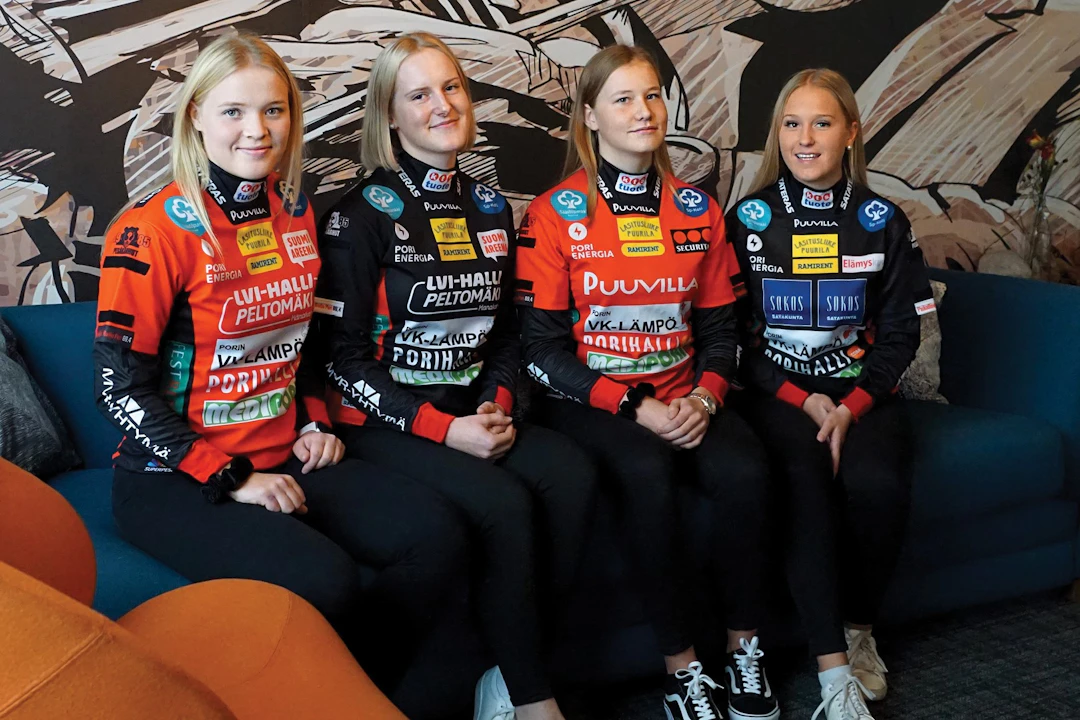 Sanni Huhtala, Elisa Pauna, Tiia Peltonen ja Ella Kuusisto edustavat Pesäkarhuja ensi kaudella. Kuva: Iida Sarja