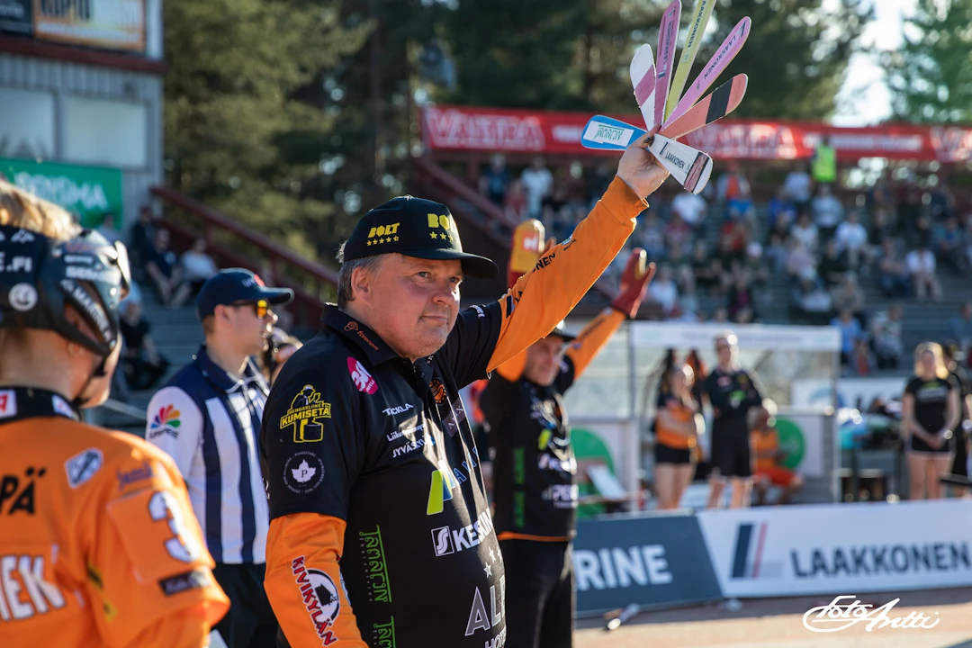 Nalle Viljanen on kautta aikain kokenein ja menestynein pelinjohtaja naisten Superpesiksessä. Kuva: Foto-Antti